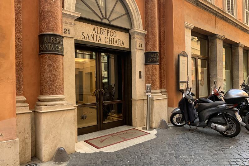 Albergo Santa Chiara has an elegant step-free entrance.