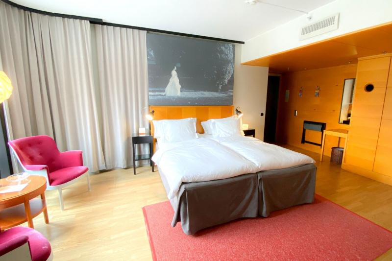 The superior room has two twin beds, a closet, two bedside tables with lamps, and bedside telephone access.