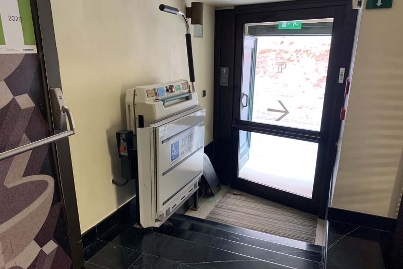 Accessible entrance with wheelchair platform lift