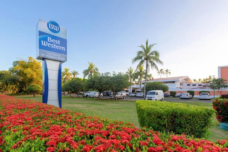 Best Western Jaco Beach entrance and street view