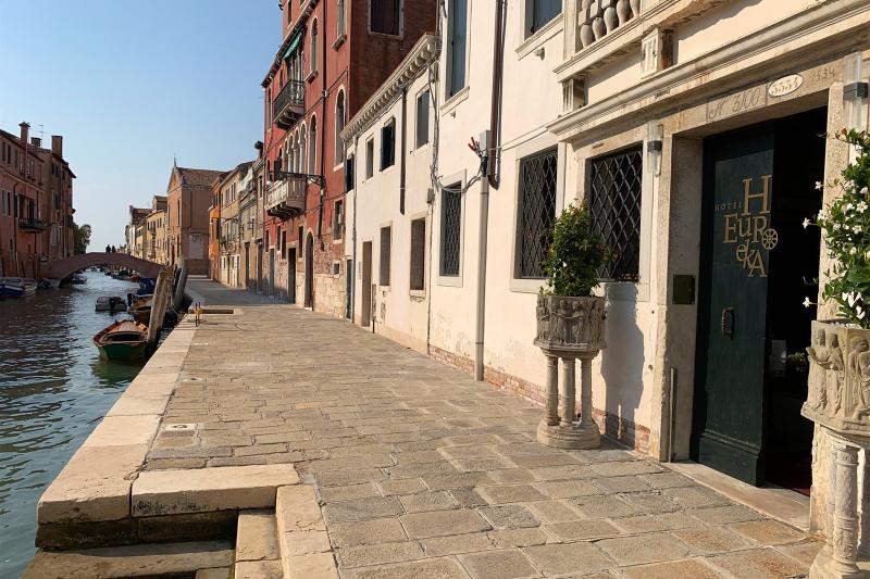 Hotel Heureka canalside, step-free entrance with direct access to Venice water ways