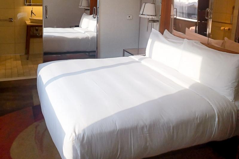 Guestroom bed with mirrored sliding door