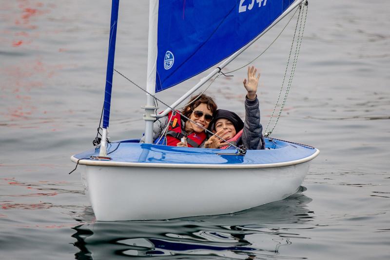 Two people in a boat, sailing through Valparaiso Bay.